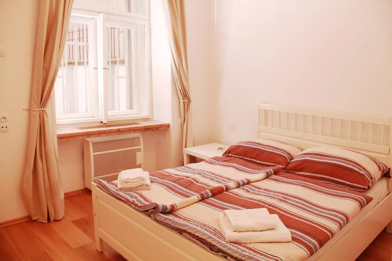 Residence Bilkova Praag 0*,